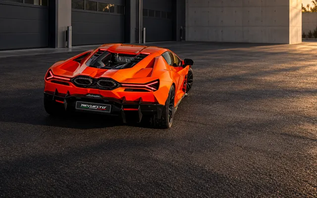 V12 Lamborghini: 60 lat od Miury do Revuelto