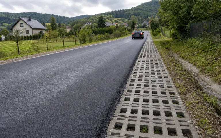 Gmina Limanowa testuje nowy sposób wzmacniania poboczy