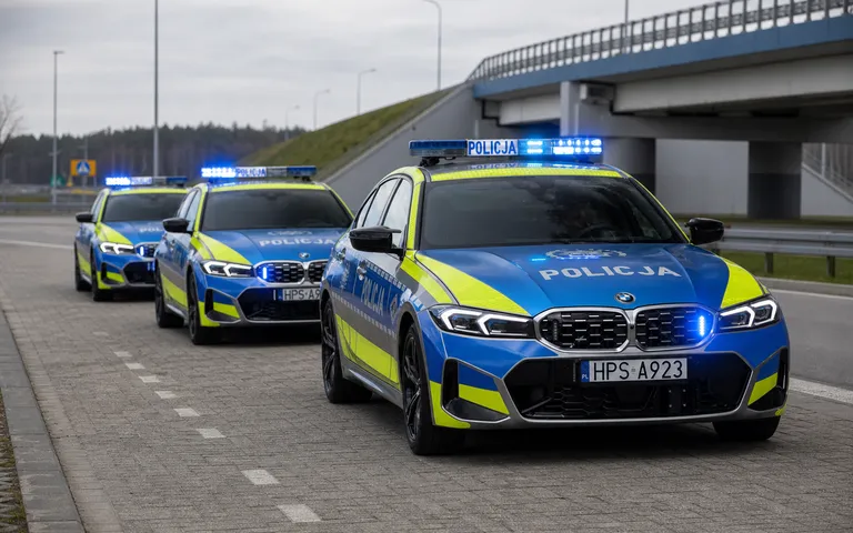 Polska drogówka dostała pierwsze 44 BMW z zamówienia na 100 aut Polska drogówka dostała pierwsze 44 BMW z zamówienia na 100 aut